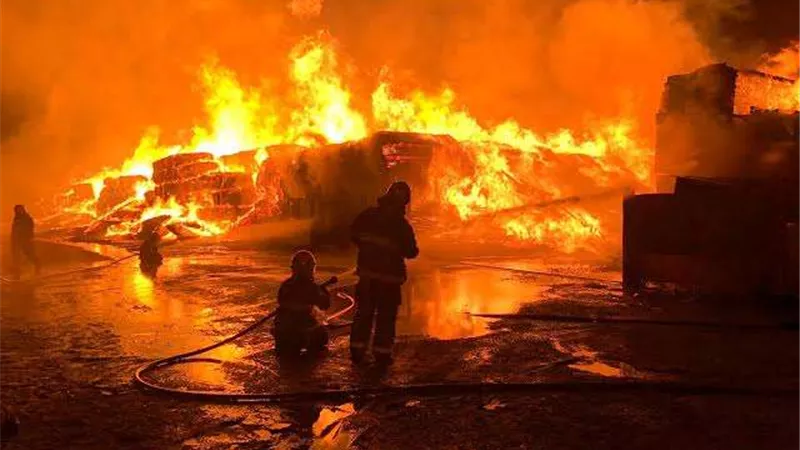إصابة 3 أشخاص في حريق شقة سكنية بحدائق أكتوبر