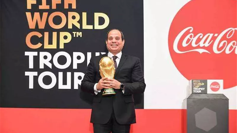 الرئيس السيسي يحمل كأس العالم على هامش مباراة الافتتاح بين قطر والإكوادور