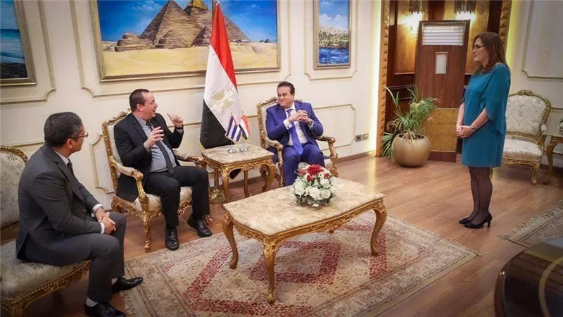 وزير الصحة يستقبل نظيره الكوبي بمطار القاهرة