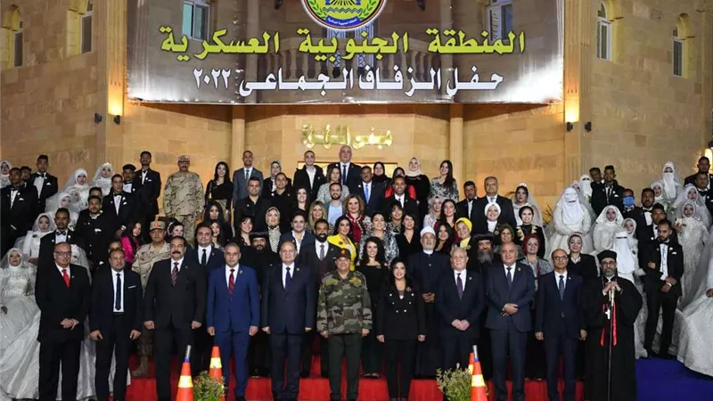 محافظ قنا يشارك في حفل زفاف 100 شاب وفتاة بأسيوط