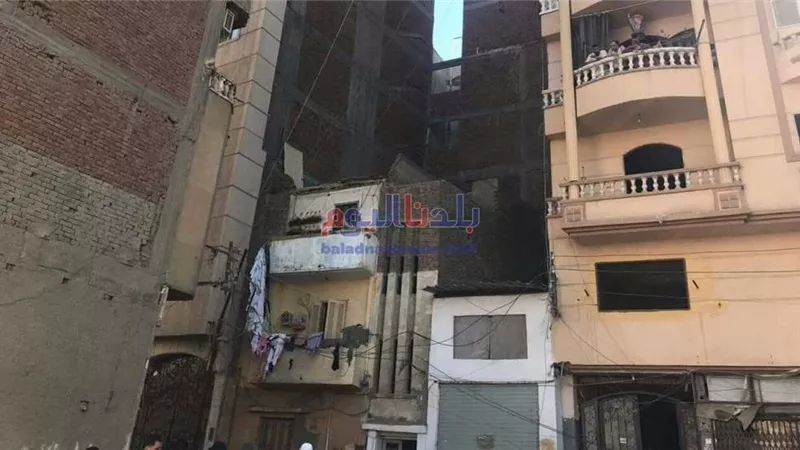 سقوط أجزاء عقار قديم مكون من طابقين بالمحلة