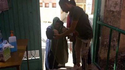 الروح الوطنية.. كبار السن يدلون بأصواتهم في لجنة المعصرة
