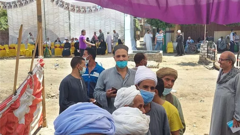 العشرات يُدلون بأصواتهم بانتخابات مجلس الشيوخ بمركز أبو قرقاص في المنيا