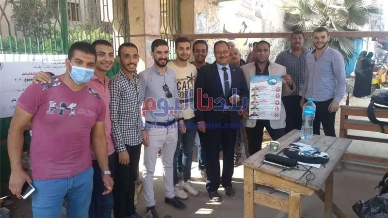 عمال شركة غزل المحلة يدلون بأصواتهم فى انتخابات مجلس الشيوخ