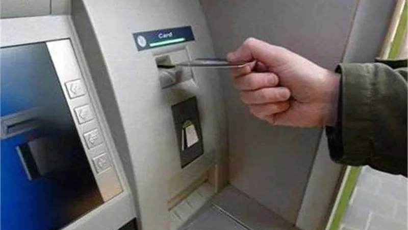 السعودية تحذر المواطنين من مساعدة الأشخاص بجوار أجهزة الصراف.. لهذا السبب