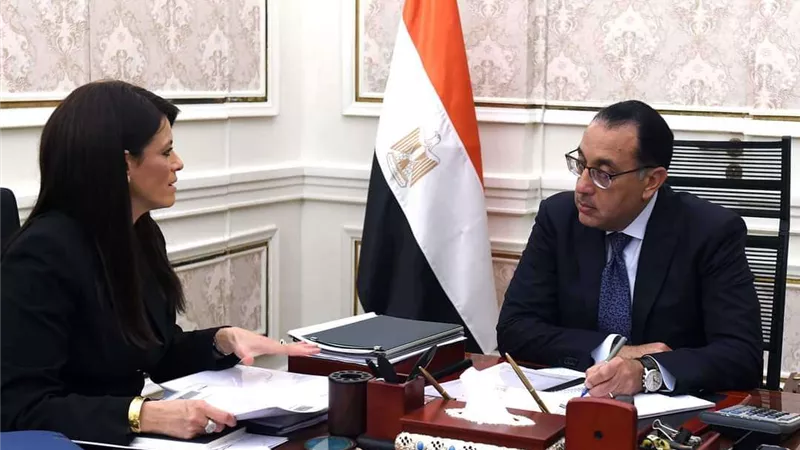 «مدبولي» يبحث مع وزيرة التعاون الدولي نتائج لقاءاتها ومبادرات «التعاون الدولي» بقمة المناخ