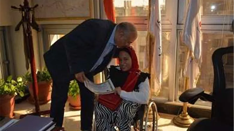 مترو الأنفاق يكرم بطلة السباحة البارالمبية لذوى الهمم لتفوقها الرياضى والدراسى