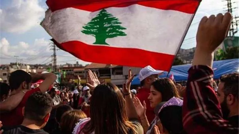 بملابس مكشوفة.. فتاه تخضع لجلسة تصوير على أنقاض بيروت