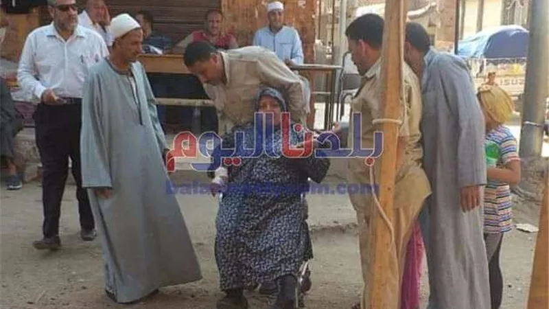 سيدة تدلي بصوتها في انتخابات مجلس الشيوخ على كرسى متحرك بالمحلة