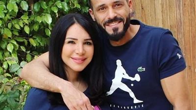 على البحر.. زوجة يوسف الشريف تخطف الأضواء بجمالها (صور)