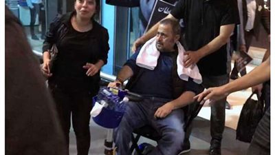 جورج وسوف يصل مطار القاهرة على كرسي متحرك استعدادا لحفله بالإسكندرية