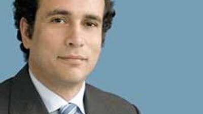 الفيروس المخلوي يضرب عمرو حمزاوي