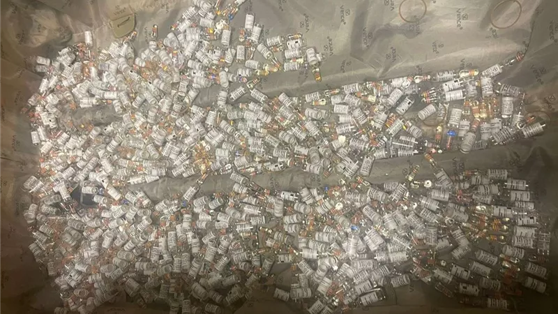 جمارك مطار القاهرة تحبط تهريب 950 عبوة وأمبولا زجاجيا