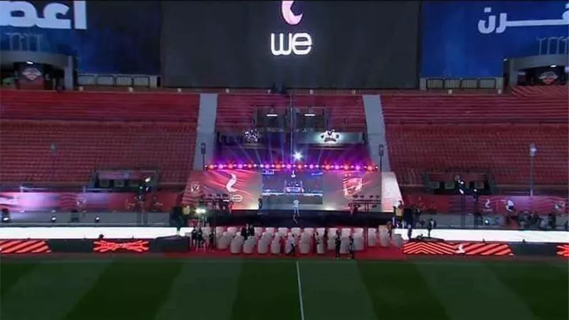 ملعب الأهلي يتزين بالأحمر بحضور محمود الخطيب