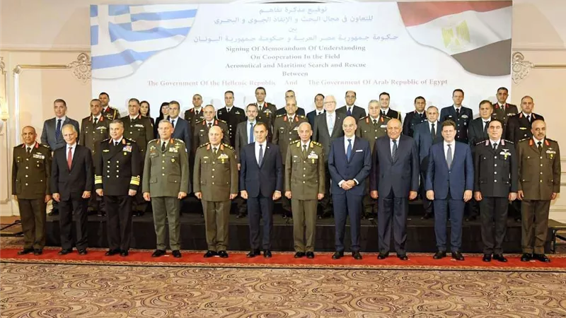 الفريق أول محمـد زكي يوقع مذكرة تفاهم مع نظيره اليوناني بمجال البحث والإنقاذ