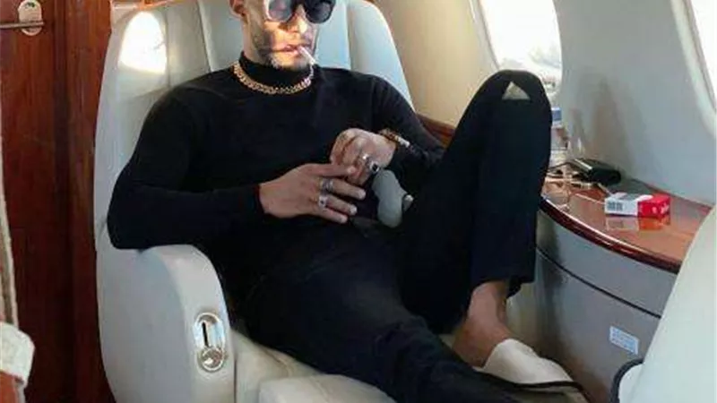 محمد رمضان يشارك متابعيه بصورة من طائرته الخاصة