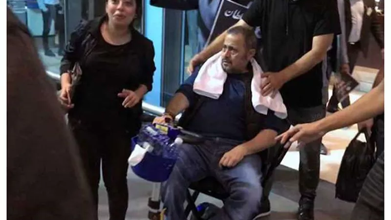 جورج وسوف يصل مطار القاهرة على كرسي متحرك استعدادا لحفله بالإسكندرية