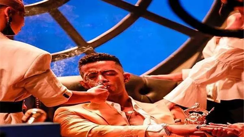 مع معجبيه.. محمد رمضان يلتقط صورًا تذكارية (فيديو)