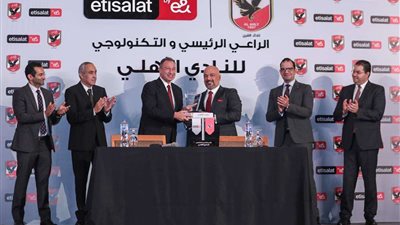 متولي يُهدي محمود  الخطيب درع شركة اتصالات مصر