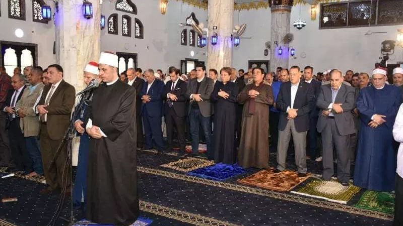محافظ الشرقية يٌؤدي صلاة الجمعة بمسجد السناجرة الكبير بقرية السناجرة