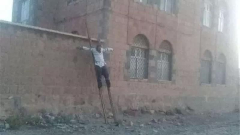 شاهد.. تنظيم القاعدة يعدم ويصلب طبيبًا يمنيًا بتهمة التجسس (صور)