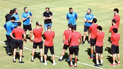 تقسيمة بطول الملعب وفقرة خاصة للتسديد على المرمى بمران الأهلي