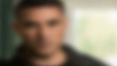 زوجة مطرب مشهور تتنازل عن ابنها مقابل سيارتين فخمتين.. صور