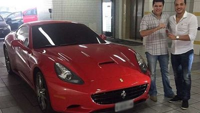 أغرب من الخيال.. رجلان يتزوجان من سيارة