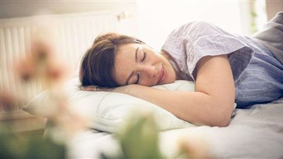 الكثير من الماء.. كيف تنام بدون أرق فى فصل الصيف؟
