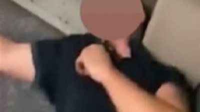 مقطع فيديو لـ رجل أبيض عنصري استفز مجموعة من السود بلندن.. شاهد مصيره