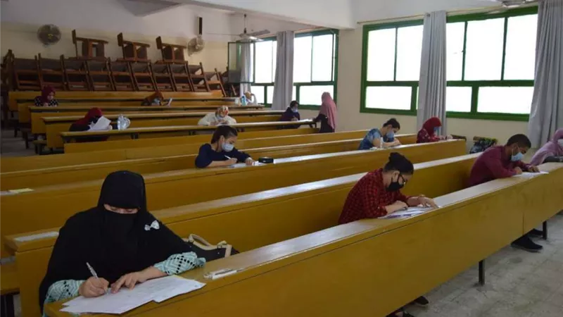 ١١٦ طالب يؤدون امتحانات دبلوم الميكروبيولوجيا التطبيقية والكيمياء التحليلية بعلوم سوهاج