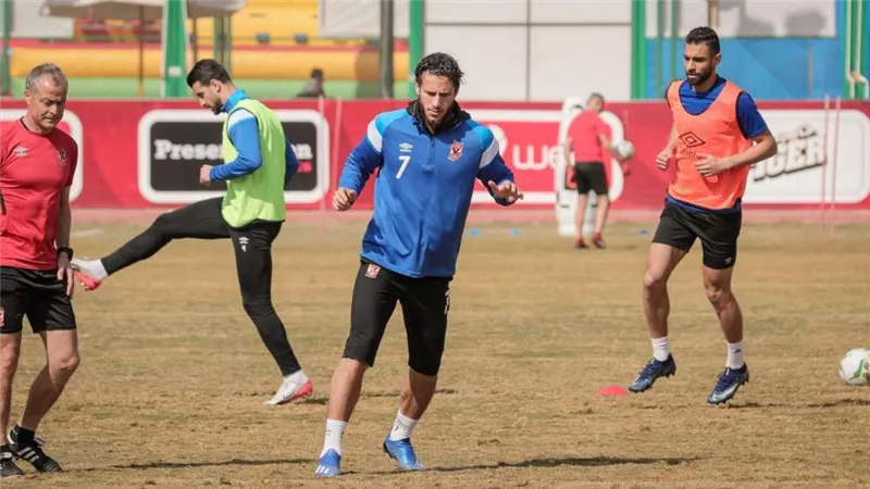 لاعب الأهلي السابق: 