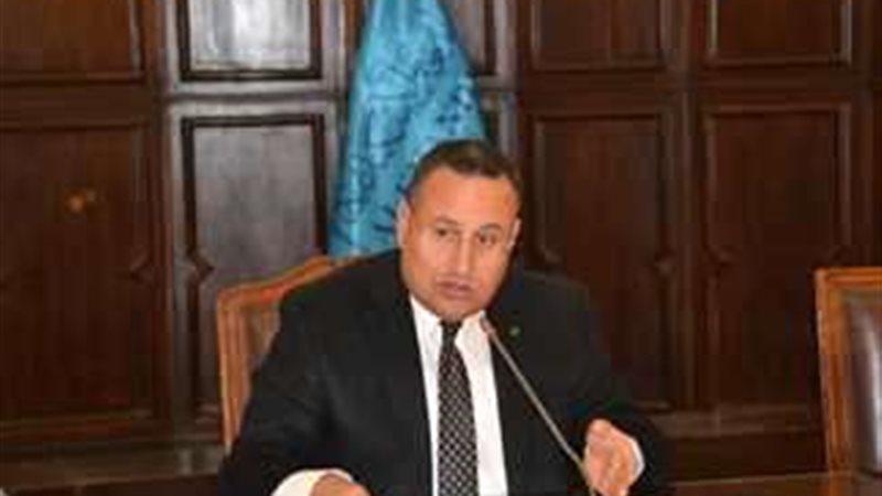 الدكتور عبدالعزيز
