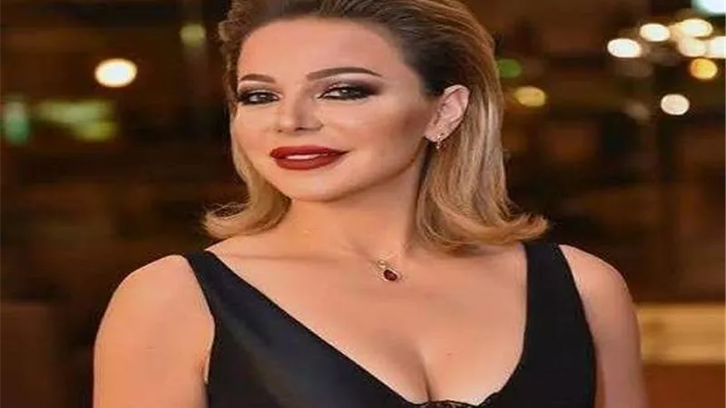 بـ كمامتين وغطاء بلاستيكي.. سوزان نجم الدين تظهر في مطار دبي 