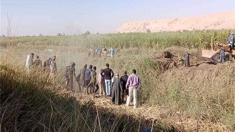 جثة و15 طفلًا.. ننشر أسماء ضحايا ومصابي حادث انقلاب أتوبيس في ترعة بقنا | صور