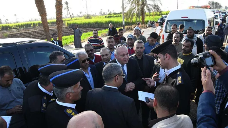 محافظ قنا ومدير الأمن ينتقلان لموقع حادث انقلاب أتوبيس مدرسي بطريق الأربعين في نجع حمادي