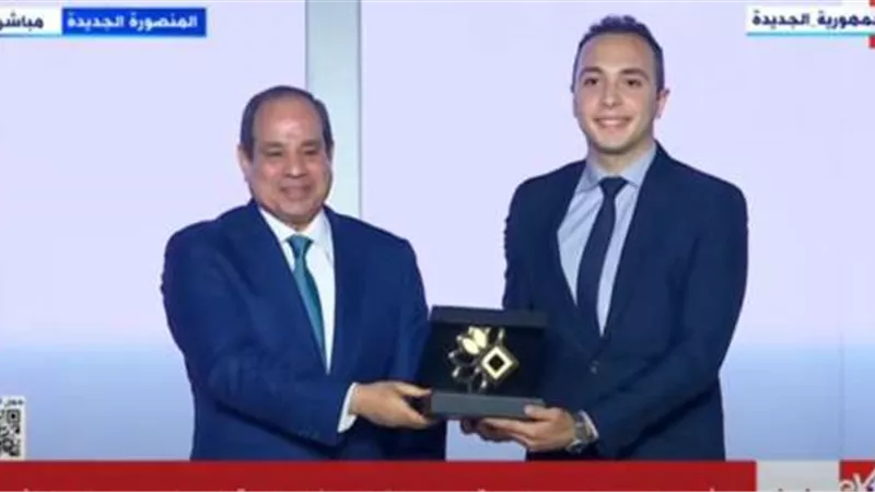 على هامش افتتاح المنصورة الجديدة.. السيسي يكرم عدد من نماذج محافظة الدقهلية