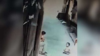 لص يسرق 