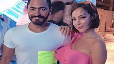 شاهد.. زوجة تامر حسني تفاجئه في عيد ميلاده