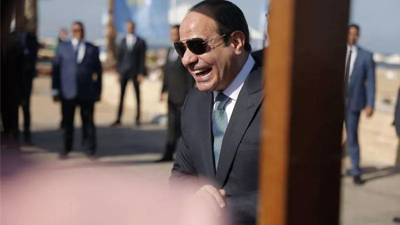بالفيديو.. الرئيس السيسي يلتقي بعددا من المزارعين بقرية الحصص في شربين ويتحدث معهم