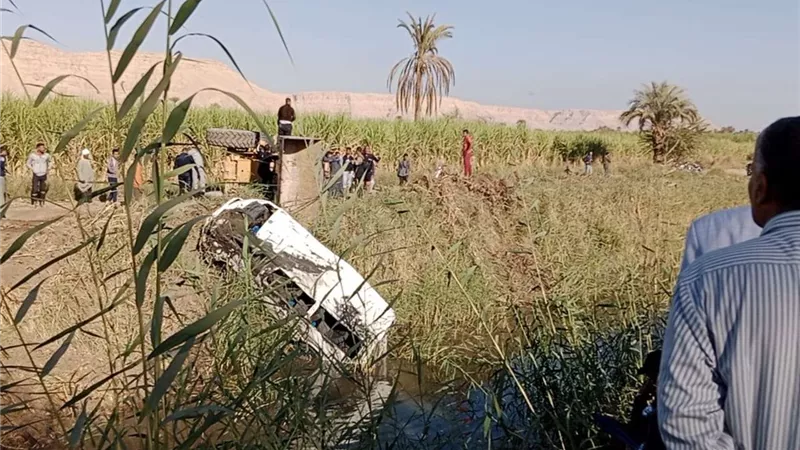 نتيجة السرعة الزائدة.. إصابة شخصين بحادث انقلاب سيارة بالمنيا