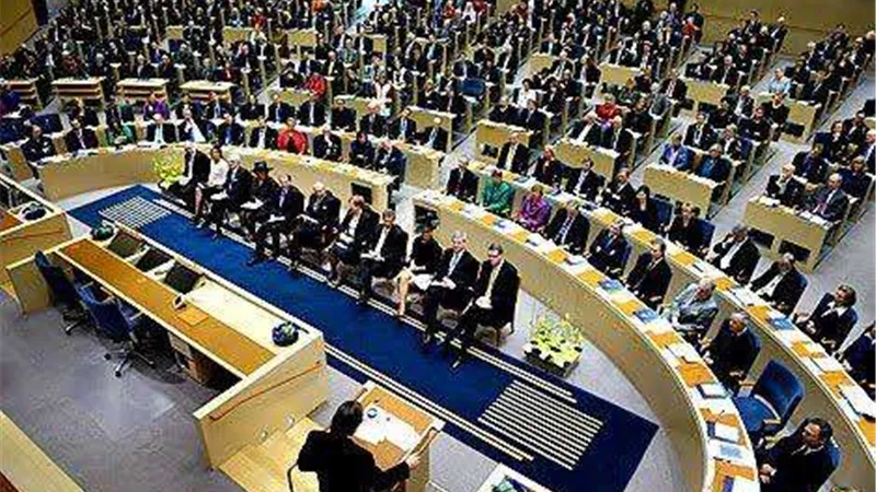 معركة ساخنة بالكراسي داخل البرلمان السنغالي.. شاهد