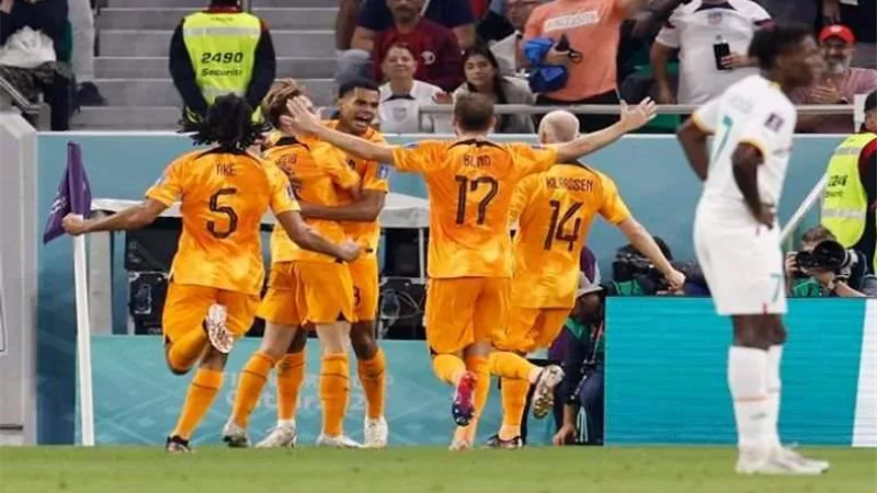 هولندا تتأهل إلى ربع نهائي كأس العالم بعد الفوز على أمريكا