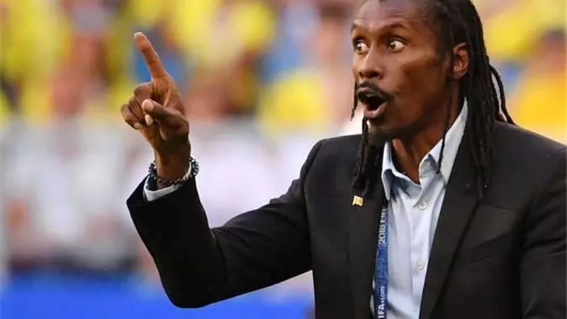 ريجيس بوجاير المدرب المساعد لمنتخب السنغال يقود المؤتمر الصحفي