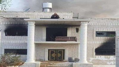 بالفيديو.. سيدة فلسطينية تُشعل النار في منزل قاتل أبنائها وتُهدد المارة بسلاح ناري