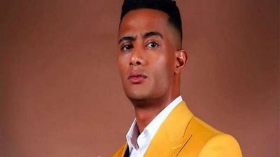 داخل طائرته الخاصة.. محمد رمضان في وصلة رقص مع مضيفة طيران