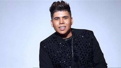 بالصور.. عمر كمال يؤدي مناسك العمرة بعد حفلته الأخيرة