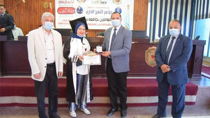 جامعة سوهاج تكرم ١٥ موظفًا من الحاصلين على الدكتوراه والماجستير