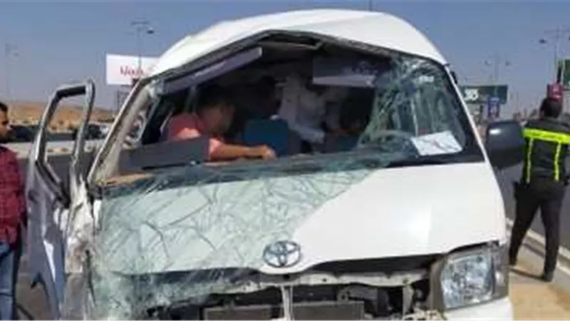 إصابة 5  أشخاص فى حادث انقلاب ميكروباص على الطريق الصحراوى الغربى