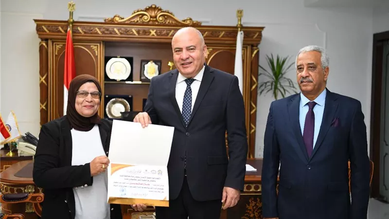 لتعلمهم لغة الإشارة.. الداودي يكرم عدد من موظفي المراكز التكنولوجية بقنا